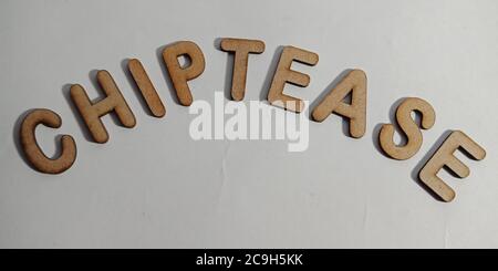 Chiptease dernier vocabulaire présenté sur la texture du papier blanc avec des alphabets en bois pour le modèle de communication moderne. Banque D'Images