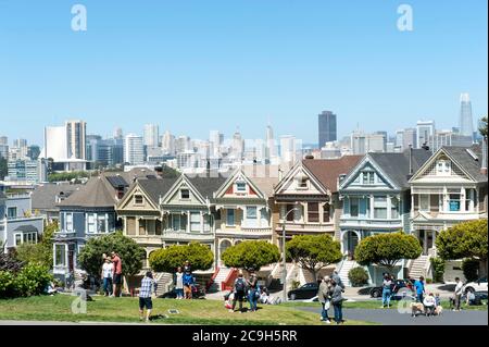 Architecture, maisons colorées victoriennes peintes, Painted Ladies, Alamo Square Park, San Francisco, Californie, États-Unis Banque D'Images