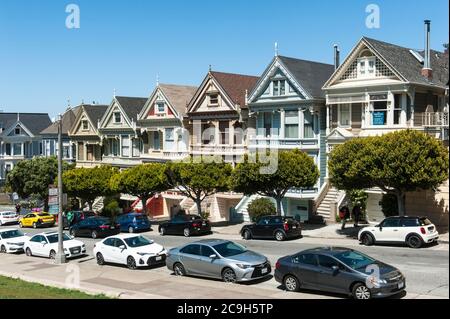 Architecture, maisons colorées victoriennes peintes, Painted Ladies, Alamo Square Park, San Francisco, Californie, États-Unis Banque D'Images