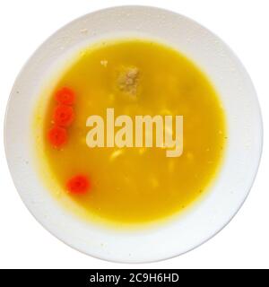 Soupe traditionnelle catalane de viande et de légumes Escudella dans une assiette blanche. Isolé sur fond blanc Banque D'Images