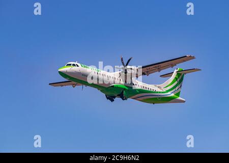 Los Rodeos, Tenerife/îles Canaries ; juillet 24 2020 : Binter ATR-72-600, vol sur fond bleu ciel, à l'aéroport de la Laguna Banque D'Images