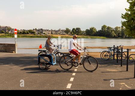 Les ponts de ce / France - juillet 31 2020 : couple de personnes âgées à vélo, vacances d'été, promenade au bord de la rivière Banque D'Images