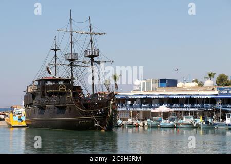 AYIA NAPA, CHYPRE - 07 JUILLET 2017 : le port de la station avec les petits bateaux de pêche et le galléon en bois Black Pearl pour les excursions touristiques le long des coas Banque D'Images