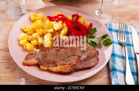 Steak de veau maison avec pommes de terre frites et poivron rouge mariné Banque D'Images