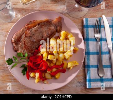 Steak de veau maison avec pommes de terre frites et poivron rouge mariné Banque D'Images