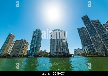 Gratte-ciels du centre-ville de Miami vus de la promenade au bord de la rivière. Sud de la Floride, États-Unis Banque D'Images