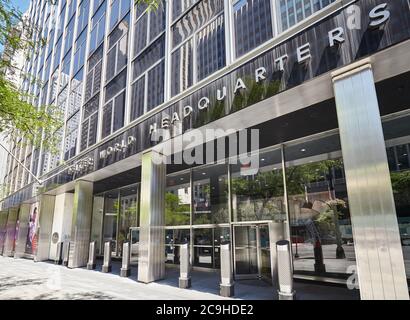 New York, le 30 juin 2018 : extérieur du siège mondial de Pfizer sur la 42e rue est par une journée ensoleillée. Banque D'Images