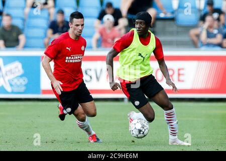 Eindhoven, pays-Bas. 31 juillet 2020. EINDHOVEN, 31-07-2020, complexe sportif de Herdgang, ai - ai. PSV jouerait contre UNA mais le jeu a été annulé en raison d'un joueur avec Corona. Le défenseur du PSV Nick Viergever (L) et le milieu de terrain du PSV Noni Madueke (R) pendant le jeu PSV - PSV (1-1). Crédit : Pro Shots/Alamy Live News Banque D'Images
