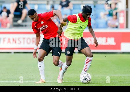 Eindhoven, pays-Bas. 31 juillet 2020. EINDHOVEN, 31-07-2020, complexe sportif de Herdgang, ai - ai. PSV jouerait contre UNA mais le jeu a été annulé en raison d'un joueur avec Corona. PSV Forward Cody Gakpo (L) et PSV milieu de terrain Noni Madueke (R) pendant le jeu PSV - PSV (1-1). Crédit : Pro Shots/Alamy Live News Banque D'Images