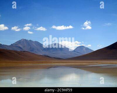 La majestueuse Laguna Verde ou lagune verte dans l'altiplano de Bolivie avec le volcan Licancabur en arrière-plan près du Salar de Uyuni, Bolivie Banque D'Images