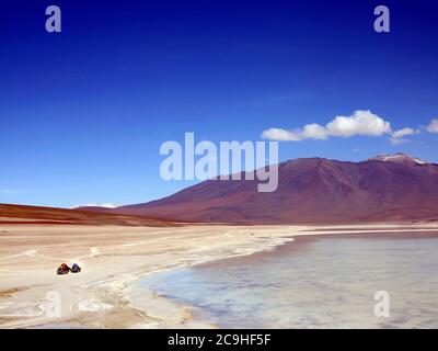 La majestueuse Laguna Verde ou lagune verte dans l'altiplano de Bolivie avec le volcan Licancabur près du Salar de Uyuni, Bolivie Banque D'Images