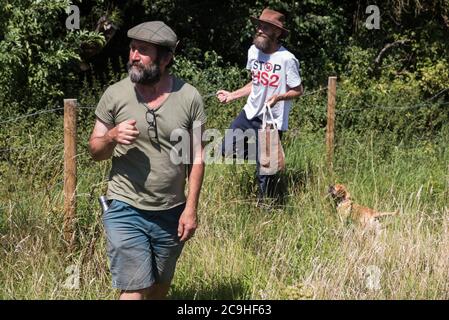 Harefield, Royaume-Uni. 31 juillet 2020. Les activistes de l'environnement opposés à la liaison ferroviaire à grande vitesse HS2 participent à la restauration d'une visite historique de 1602 de la reine Elizabeth I à la ferme Dews. Les activistes ont tenté de retracer les marches de la reine Elizabeth I de l’église St Mary à la ferme Dews afin de rendre hommage à Anne et Ron Ryall, 73 et 72, Le jour de leur expulsion de la ferme de Dews par HS2 après avoir passé neuf ans et leurs économies de vie à rénover leur maison de rêve de £1m, mais trouvé leur chemin bloqué par des clôtures HS2 et des gardes de sécurité. Crédit : Mark Kerrison/Alamy Live News Banque D'Images