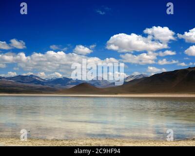 La majestueuse Laguna Verde ou lagune verte dans le haut plateau du désert de Siloli, près du Salar de Uyuni dans le sud-ouest de la Bolivie. Le désert de Siloli Banque D'Images