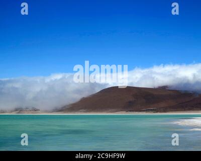 La majestueuse Laguna Verde ou lagune verte dans l'altiplano de Bolivie près du Salar de Uyuni, Bolivie Banque D'Images