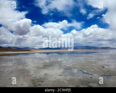 La majestueuse Laguna Verde ou lagune verte dans l'altiplano de Bolivie près du Salar de Uyuni, Bolivie Banque D'Images