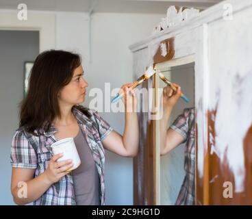 Heureux femme fait des réparations dans l'appartement et les peintures penderie Banque D'Images