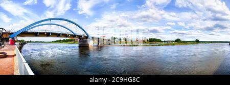 Panorama du pont frontalier allemand et polonais à Francfort an der Oder et sous-glace, Allemagne Banque D'Images