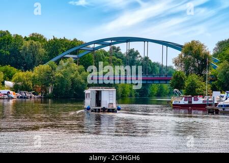 Port de la ville avec des bateaux à Hennigsdorf par Berlin, Allemagne Banque D'Images