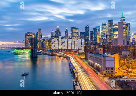 Vue sur Lower Manhattan, le FDR et le pont de Brooklyn au coucher du soleil, prise du pont de Manhattan Banque D'Images