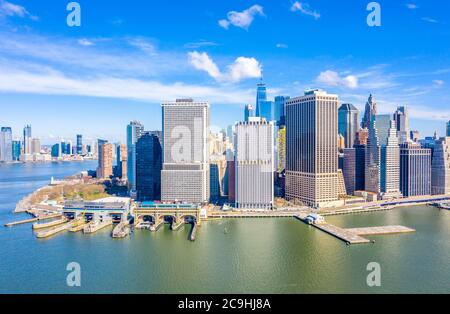 Vue aérienne du quartier financier de New York (FiDi) depuis l'East River dans le Brooklyn Bridge Park Banque D'Images