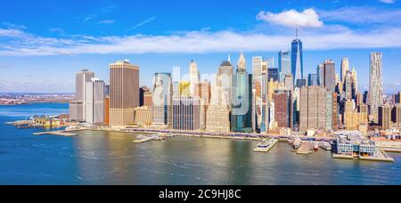 Vue aérienne du quartier financier de New York (FiDi) depuis l'East River dans le Brooklyn Bridge Park Banque D'Images