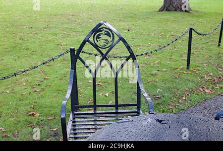 Chaise en métal noir avec emblème orné et formes de voûte plantaire Banque D'Images