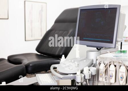 Équipement médical moderne, Medical ultrasound machine avec les sondes dans la salle de diagnostic clinique Banque D'Images