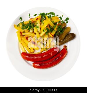 Cuisine d'europe de l'est - saucisses avec pommes de terre et concombres marinés. Isolé sur fond blanc Banque D'Images