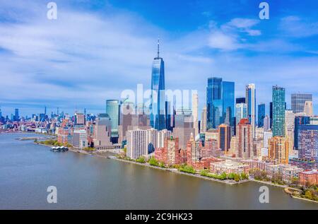 Vue aérienne sur les gratte-ciel de Manhattan depuis l'Hudson River, près du parc national Liberty, dans le New Jersey Banque D'Images