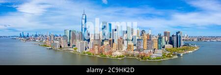 Vue aérienne sur les gratte-ciel de Manhattan depuis l'Hudson River, près du parc national Liberty, dans le New Jersey Banque D'Images