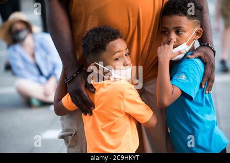 29 juillet 2020, Gresham, OREGON, Etats-Unis: GERMAINE FLENTROY, repose ses mains sur ses deux fils GEREME (cq) (à gauche, en t-shirt orange), 4 ans, Et ALLEMAND (cq), droite, 6 ans, tout en écoutant le nouveau conseiller municipal de Gresham VINCE JONES-DIXON s'adresser à la foule lors du rassemblement familial paisible de Black Lives Matter à l'hôtel de ville de Gresham, en Oregon, le mercredi 29 juillet 2020. JONES-DIXON est le premier Noir à servir de conseiller municipal et a été nommé le 21 juillet. Le conseil municipal de Gresham a voté lundi 20 juillet pour lever le drapeau de la question de la vie noire à l'hôtel de ville et a été attaqué par le Conseil de Multnomah Banque D'Images