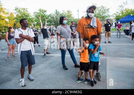 29 juillet 2020, Gresham, OREGON, Etats-Unis: GERMAINE FLENTROY, repose ses mains sur ses deux fils GEREME (cq) (à gauche, en t-shirt orange), 4 ans, Et ALLEMAND (cq), droite, 6 ans, tout en écoutant le nouveau conseiller municipal de Gresham VINCE JONES-DIXON s'adresser à la foule lors du rassemblement familial paisible de Black Lives Matter à l'hôtel de ville de Gresham, en Oregon, le mercredi 29 juillet 2020. JONES-DIXON est le premier Noir à servir de conseiller municipal et a été nommé le 21 juillet. Le conseil municipal de Gresham a voté lundi 20 juillet pour lever le drapeau de la question de la vie noire à l'hôtel de ville et a été attaqué par le Conseil de Multnomah Banque D'Images