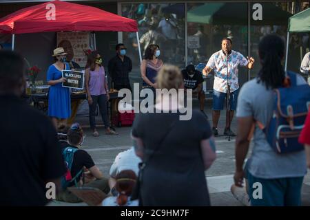 Gresham, OREGON, États-Unis. 29 juillet 2020. Le nouveau conseiller municipal de Gresham VINCE JONES-DIXON s'adresse à la foule lors du rassemblement familial paisible de Black Lives Matter à l'hôtel de ville de Gresham, en Oregon, le mercredi 29 juillet 2020. JONES-DIXON est le premier Noir à servir de conseiller municipal et a été nommé le 21 juillet. Le conseil municipal de Gresham a voté lundi 20 juillet pour lever le drapeau de la question des vies noires à l'hôtel de ville et a été attaqué par les Républicains du comté de Multnomah. Le président des Républicains du comté de Multnomah, JAMES BUCAL, a publié sur leur site Internet le 21 juillet : ''le Multnomah cou Banque D'Images