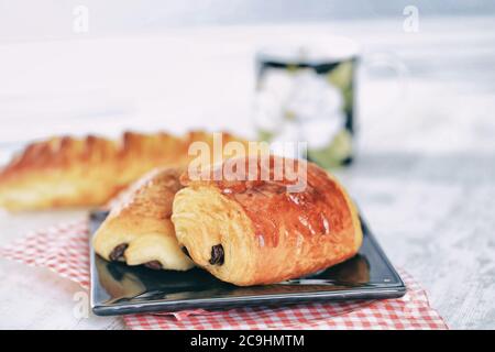 Pain au chocolat, pain au chocolat français, tradition, GROS plan de pain au chocolat fraîchement cuit Banque D'Images