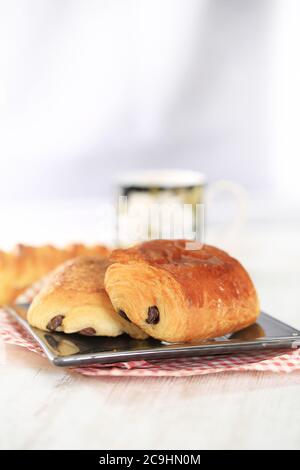 Pain au chocolat, pain au chocolat français, tradition, GROS plan de pain au chocolat fraîchement cuit Banque D'Images