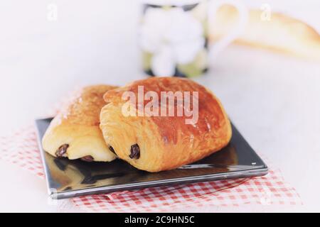 Pain au chocolat, pain au chocolat français, tradition, GROS plan de pain au chocolat fraîchement cuit Banque D'Images