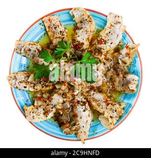 Délicieux filets de hareng salés épicés aux herbes et aux légumes. Isolé sur fond blanc Banque D'Images