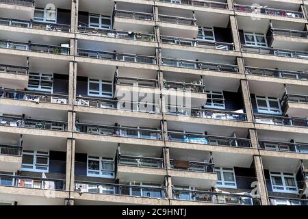 Tour Trellick de style Brutaliste, de style résidentiel, par l'architecte Ernő Goldfinger, Londres, Royaume-Uni Banque D'Images