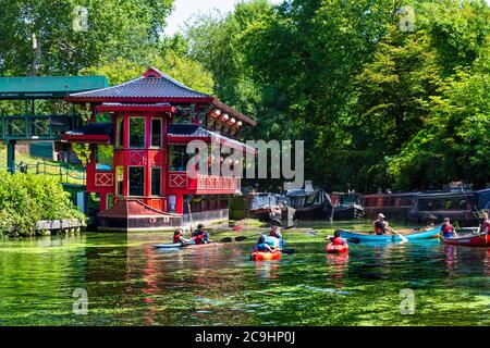 Restaurant chinois flottant Feng Shang Princess sur Regent's Canal et kayak de personnes, Primrose Hill, Londres, Royaume-Uni Banque D'Images