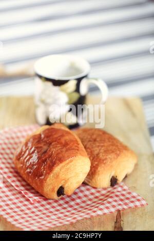 Pain au chocolat, pain au chocolat français, tradition, GROS plan de pain au chocolat fraîchement cuit Banque D'Images