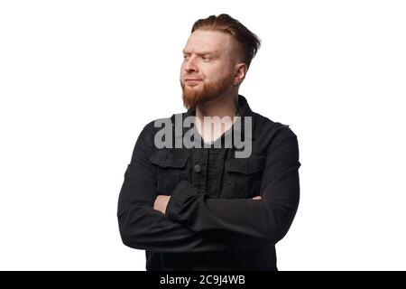 Photo d'un homme barbu dans une veste de Jean noire Banque D'Images