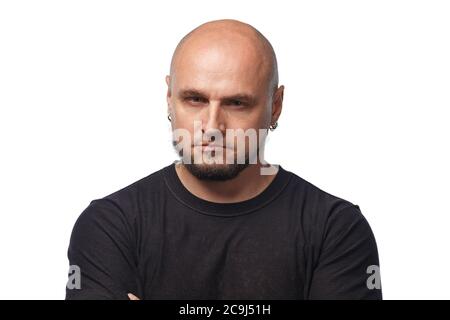 Photo d'un homme sérieux en chemise noire sur fond blanc Banque D'Images