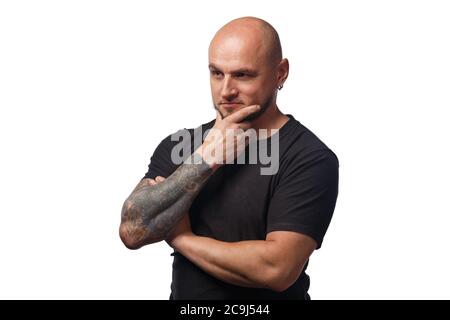 Photo de l'homme de pensée chauve en chemise noire sur fond blanc Banque D'Images