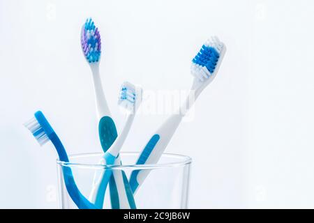 Brosses à dents en verre sur fond simple. Banque D'Images