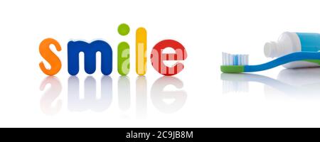 Le mot « smile » en lettres multicolores avec une brosse à dents, sur fond blanc. Banque D'Images