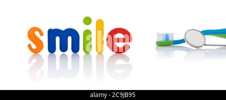 Le mot « smile » en lettres multicolores avec une brosse à dents, sur fond blanc. Banque D'Images