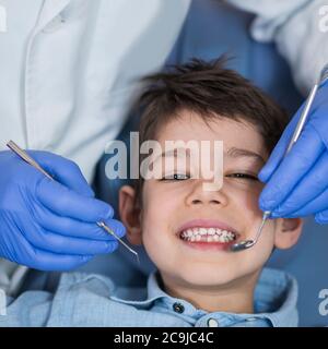 Jeune garçon ayant un contrôle dentaire. Banque D'Images