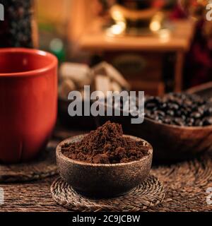 Café moulu dans un bol en bois sur la table. Concept de préparation du café. Banque D'Images