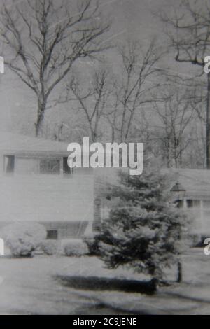 Belle photographie en noir et blanc vintage des années 1970 d'une maison de famille suburbaine à deux niveaux. Banque D'Images