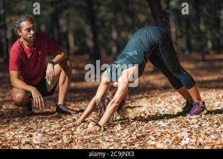 Amis s'étirant après un entraînement dans le parc. Banque D'Images